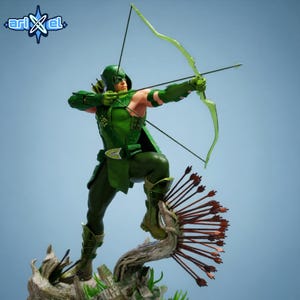 Puede incluir: Figura detallada de un superhéroe en una pose dinámica, tensando un arco. La figura está vestida con un traje verde con capucha y máscara. El arco es de color verde claro y las flechas son marrones. La figura está sobre un tronco de árbol.