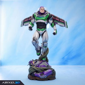 Könnte beinhalten: Eine Buzz Lightyear Actionfigur auf einem Sockel aus verschlungenen Ranken und violetten Trümmern. Die Figur trägt einen weißen, grünen und violetten Raumanzug mit ausgebreiteten Flügeln, einer klaren Helmkuppel und ernstem Blick. Der Text ARIXEL3D ist sichtbar.