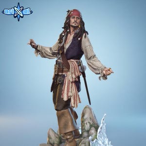 Pode incluir: Figura detalhada do Capitão Jack Sparrow da série de filmes Piratas das Caraíbas. A figura está vestida com um traje de pirata com uma bandana vermelha, colete e botas. A figura está sobre uma base rochosa com efeitos de água.