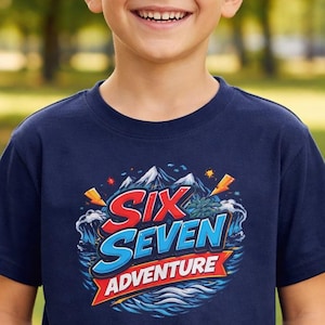 Puede incluir: Una camiseta azul marino con las palabras "Six Seven Adventure" en un diseño gráfico colorido. La camiseta la lleva un joven con vaqueros azules, de pie al aire libre frente a un fondo verde.