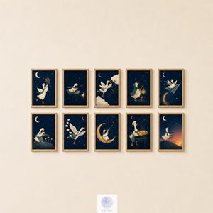 Pode incluir: Um conjunto de dez impressões de arte de parede em molduras retangulares com ilustrações de gansos brancos em várias cenas noturnas contra um fundo azul escuro com estrelas e luas crescentes, dispostas em duas filas de cinco molduras.