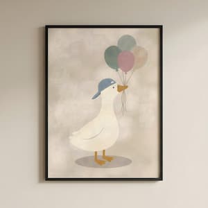 Può includere: Stampa incorniciata con un'oca dei cartoni animati con un berretto blu e un mazzo di palloncini colorati. L'oca è bianca con zampe e becco arancioni, su uno sfondo neutro.