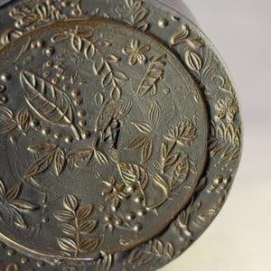 Bol de gres repujado hecho a mano, plato de cerámica con relieve botánico, bol para servir artesanal.