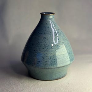 Jarrón de gres hecho a mano: esmalte moteado azul verdoso, decoración minimalista para el hogar.