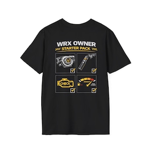 Puede incluir: Camiseta negra con el texto "WRX OWNER STARTER PACK" y cuatro iconos ilustrados. Los iconos representan un turbocompresor, un vape, una luz de verificación del motor y un indicador que dice "Ansiedad Estrés Total."