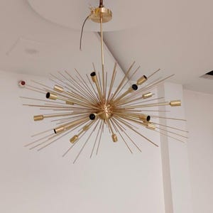 Lámpara de techo Sputnik Gold Starburst – Lámpara de techo moderna de mediados de siglo en latón, luminaria llamativa Atomic Sunburst con cadena y varilla ajustable.