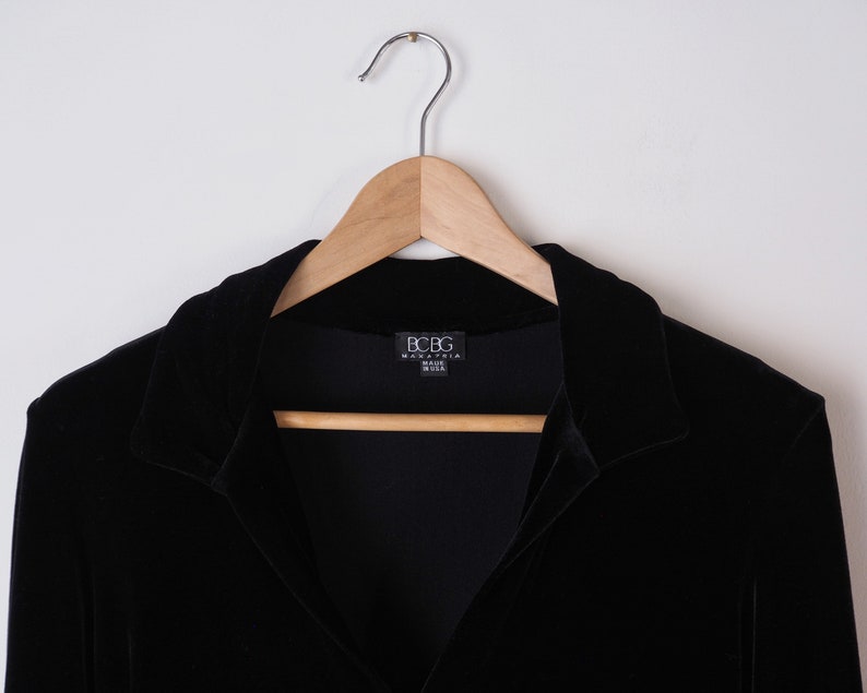 K&ouml;nnte beinhalten: Schwarzes Samt-Langarmhemd mit Kragen und einem BCBG Max Azria-Etikett. Hergestellt in den USA.