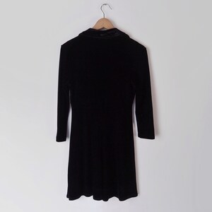 K&ouml;nnte beinhalten: Ein schwarzes Samtkleid mit Stehkragen und 3/4 &Auml;rmeln.