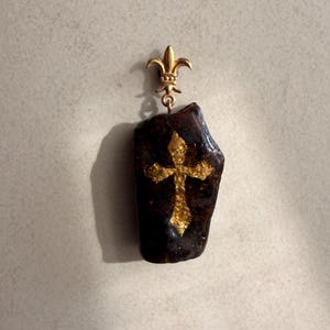 Pode incluir: Um conjunto de três canecas de cerâmica com acabamento fosco e salpicado. As canecas são em tons de creme, cinza claro e cinza escuro. Cada caneca tem um design simples e minimalista.