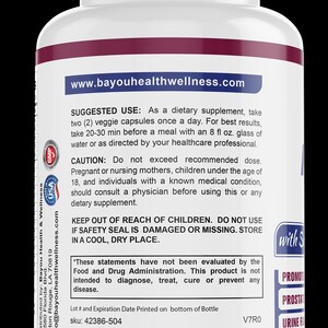 Pu&ograve; includere: Flacone di integratore bianco con etichetta rossa e blu. L'etichetta include il testo "www.bayouhealthwellness.com" e le istruzioni per l'uso. Il flacone contiene capsule ed &egrave; per uso dietetico.