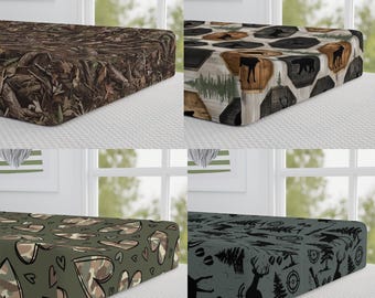 Funda para cambiador / Habitación infantil de camuflaje / Ropa de cama de bebé con estampado de caza / Oso ciervo del bosque / Habitación infantil de niña con estampado de corazones de camuflaje / Habitación infantil de niño