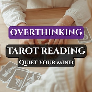 Pode incluir: Uma configuração de leitura de tarot com cartas, uma vela acesa e o texto "OVERTHINKING TAROT READING QUIET YOUR MIND". A cena é montada em uma superfície de madeira clara, com mãos e braços visíveis.