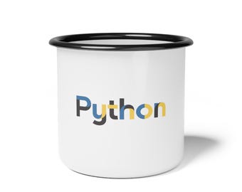 Puede incluir: Una taza de esmalte blanco con borde negro que presenta la palabra Python impresa en una fuente estilizada. Las letras están coloreadas en tonos azules y amarillos, con la P y la y en azul y gris, la t y la h en amarillo y azul, y la o y la n en amarillo y gris.