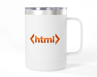 Può includere: Una tazza da viaggio in acciaio inossidabile bianco con manico e coperchio trasparente. La parte anteriore della tazza presenta il testo arancione html racchiuso tra parentesi angolari arancioni, che rappresenta il linguaggio di markup.