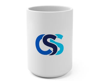 Può includere: Una tazza in ceramica bianca con un logo grafico centrato con le lettere CSS. Il logo è composto da tre forme sovrapposte e intrecciate in tonalità blu scuro, blu medio e ciano brillante, creando un design coerente e uniforme.
