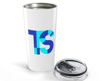Puede incluir: Un vaso de acero inoxidable blanco con borde metálico y tapa de plástico transparente. El lateral del vaso presenta un gráfico grande y estilizado de las letras TS, compuesto por cuadrados geométricos superpuestos en tonos azul y cian.