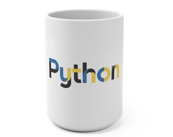 Può includere: Una tazza in ceramica bianca con la parola Python stampata in un carattere stilizzato. Le lettere sono composte da segmenti sovrapposti in tonalità grigio scuro, blu e giallo, creando un effetto visivo a strati sulla parte anteriore.