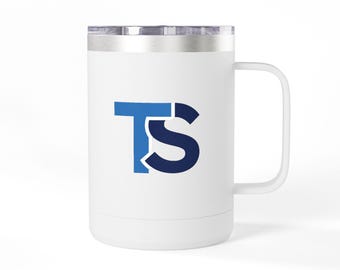 Può includere: Una tazza da viaggio in acciaio inossidabile bianco con manico e coperchio trasparente. La parte anteriore della tazza presenta un grande logo grafico composto dalle lettere TS, con la T in azzurro e la S in blu scuro, centrato sul corpo.