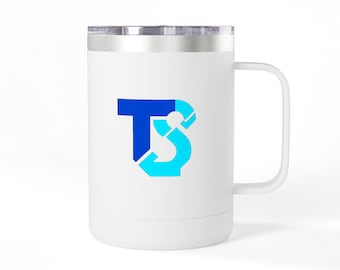 Può includere: Una tazza termica bianca con bordo in metallo argentato e manico abbinato. La parte anteriore della tazza presenta un logo audace e stilizzato composto da una lettera T blu scuro e una lettera S azzurra, unite in un design geometrico.