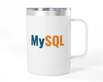Può includere: Una tazza cilindrica bianca con un bordo superiore in metallo argentato e un manico bianco abbinato. La parte anteriore della tazza presenta la scritta MySQL stampata in grassetto, con le lettere My in blu scuro e le lettere SQL in arancione.