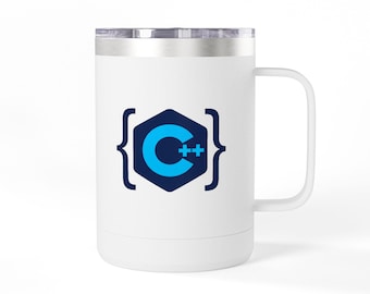 Può includere: Una tazza da viaggio in acciaio inossidabile bianco con manico e coperchio metallico. La parte anteriore presenta un esagono blu scuro contenente un logo C++ azzurro, affiancato da due parentesi graffe blu scuro su entrambi i lati.