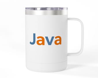 Può includere: Una tazza da viaggio in acciaio inossidabile bianco con manico e bordo metallico. La parola Java è stampata sul davanti in un carattere sans-serif, con le lettere J e v in blu e le lettere a e a in arancione. La tazza ha forma cilindrica.