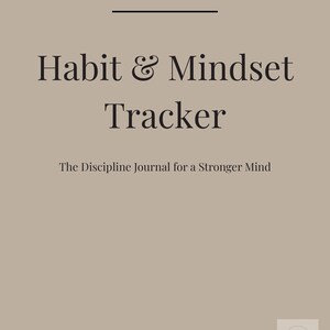 Puede incluir: Una portada de diario beige con el texto "Habit & Mindset Tracker" en una fuente serif. El texto "The Discipline Journal for a Stronger Mind" está debajo. La cita "The body achieves what the mind believes" está en la parte inferior.