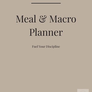 Puede incluir: Un planificador de comidas y macros beige con el texto "Meal & Macro Planner" en negrita, fuente serif. El texto "Fuel Your Discipline" está debajo del título. La frase "Feed your goals, not your excuses" está en la parte inferior.
