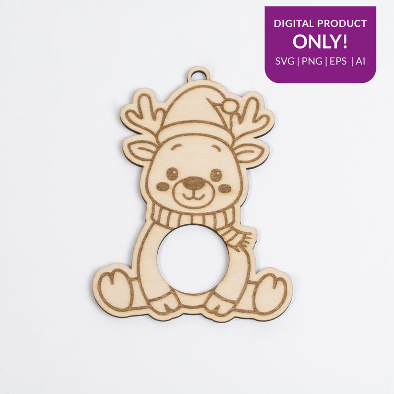 Puede incluir: Adorno de reno de madera con gorro y bufanda. Tiene una abertura circular y un lazo para colgar. El texto "DIGITAL PRODUCT ONLY!" est&aacute; en un recuadro morado.