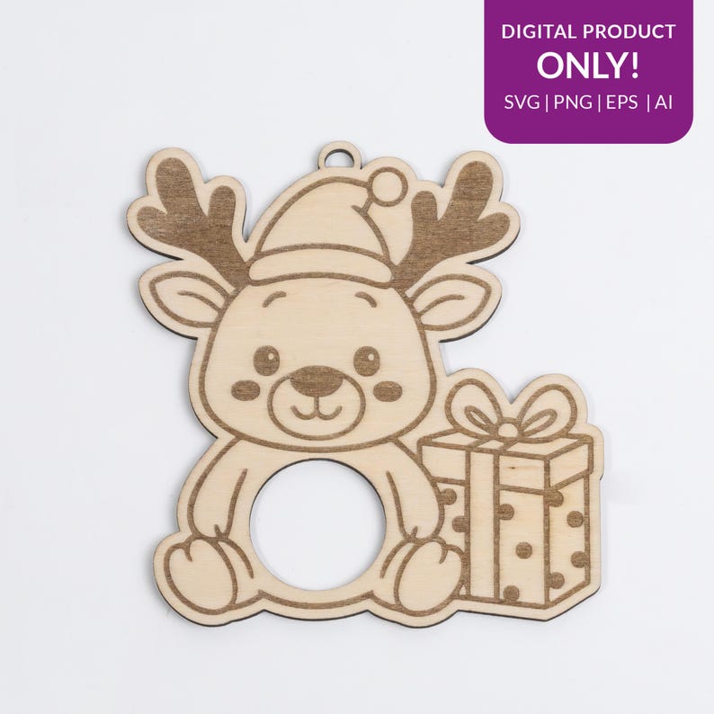 Puede incluir: Adorno navide&ntilde;o de madera con un reno con gorro de Pap&aacute; Noel y un regalo. El adorno tiene una abertura circular en el centro. El texto "DIGITAL PRODUCT ONLY" est&aacute; en un recuadro morado.