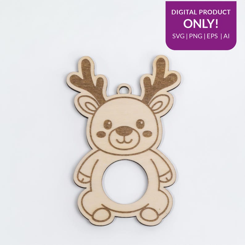 Puede incluir: Adorno de reno de madera con una abertura circular en el centro. El reno tiene cuernos detallados, una cara sonriente y un peque&ntilde;o agujero para colgar. El texto "DIGITAL PRODUCT ONLY!" est&aacute; en la esquina superior derecha.