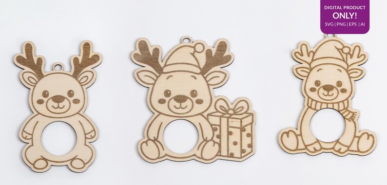 Puede incluir: Tres adornos navide&ntilde;os de madera con forma de reno. Cada reno tiene una abertura circular en el centro. Un reno tiene cuernos, uno tiene un gorro de Pap&aacute; Noel y un regalo, y el tercero tiene un gorro y una bufanda. El texto "DIGITAL PRODUCT ONLY!" est&aacute; en la esquina superior derecha.