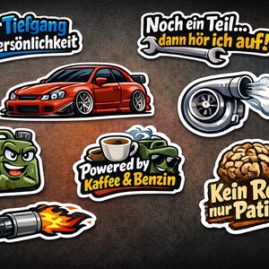 Könnte beinhalten: Eine Sammlung von Aufklebern mit Automobilmotiven. Designs umfassen einen roten Sportwagen, einen Turbolader, einen Benzinkanister, eine Kaffeetasse und deutsche Sätze.