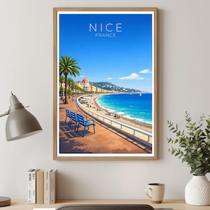 Könnte beinhalten: Ein gerahmtes Reiseplakat von Nizza, Frankreich, mit strahlend blauem Himmel, türkisblauem Meer und einem Sandstrand mit weißen Sonnenschirmen. Im Vordergrund eine gepflasterte Promenade mit blauen Stühlen, Palmen und dem Text NICE FRANCE.