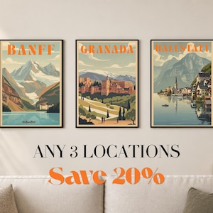 Może przedstawiać: Trzy oprawione plakaty podróżnicze z ilustracjami Banff, Grenady i Hallstatt. Każdy wydruk przedstawia krajobraz z górami, budynkami i wodą w stonowanej kolorystyce. Widoczny jest tekst "ANY 3 LOCATIONS Save 20%".