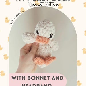 Pode incluir: Um pato branco de crochê com bico e pés cor de pêssego. O pato tem olhos pretos e é mostrado com um gorro e uma faixa de cabeça. O texto "ITTY BABY DUCK Crochet Pattern" está na parte superior da imagem.