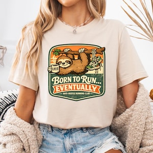 Puede incluir: Un juego de tres tazas de cerámica con un esmalte moteado de color crema. Cada taza presenta un diseño floral pintado a mano en tonos azules, verdes y amarillos. Las tazas tienen una forma simple y redondeada y un asa cómoda.