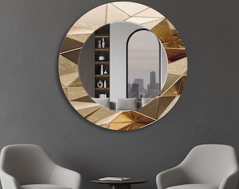 Peut inclure: Miroir rond géométrique doré avec un design à facettes multiples. Le cadre du miroir présente un motif répétitif de formes triangulaires dans des tons dorés. Le miroir reflète une pièce avec une fenêtre et une ligne d'horizon urbaine.
