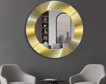 Peut inclure: Un miroir mural rond avec un cadre doré texturé. Le miroir reflète une pièce avec une fenêtre donnant sur un paysage urbain. Le cadre a un design radial, et le miroir est monté sur un mur gris.