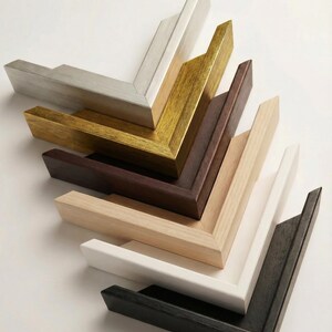 Puede incluir: Una colecci&oacute;n de esquinas de marcos de fotos en varios colores, incluyendo plata, oro, marr&oacute;n oscuro, marr&oacute;n claro, blanco y negro. Los marcos est&aacute;n dispuestos en una composici&oacute;n en &aacute;ngulo y en capas, mostrando sus diferentes acabados y estilos.