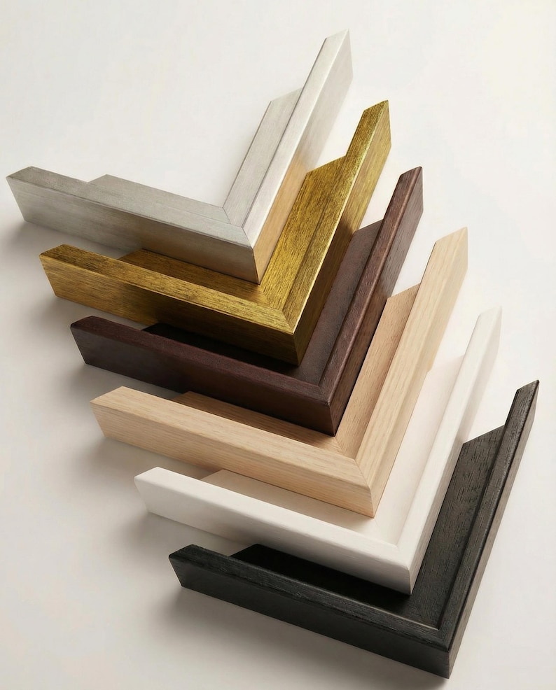 Puede incluir: Una colecci&oacute;n de esquinas de marcos de fotos en varios colores, incluyendo plata, oro, marr&oacute;n oscuro, marr&oacute;n claro, blanco y negro. Los marcos est&aacute;n dispuestos en una composici&oacute;n en &aacute;ngulo y en capas, mostrando sus diferentes acabados y estilos.