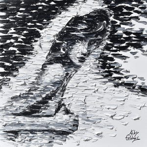 Puede incluir: Pintura al &oacute;leo texturizada en blanco y negro que representa el rostro y la parte superior del cuerpo de una mujer. La obra de arte utiliza pinceladas gruesas para crear un efecto dram&aacute;tico. El cabello de la mujer es oscuro y su piel es clara. La firma del artista est&aacute; en la esquina inferior derecha.