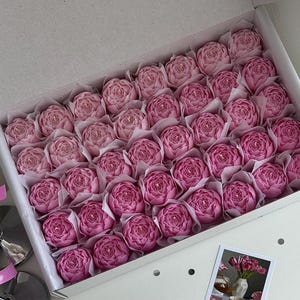 Conjunto de Mini Velas Peônia Rosa • Velas de Cera de Soja em Formato de Flor • Caixa de Presente Floral Artesanal