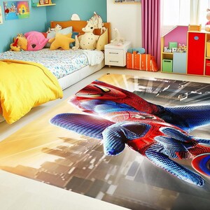 Pu&ograve; includere: Un tappeto rettangolare con un'immagine vibrante di Spider-Man in volo, con uno sfondo di paesaggio urbano. Il tappeto presenta una composizione dinamica con colori rosso, blu e nero, adatto per la camera da letto di un bambino o un'area giochi.