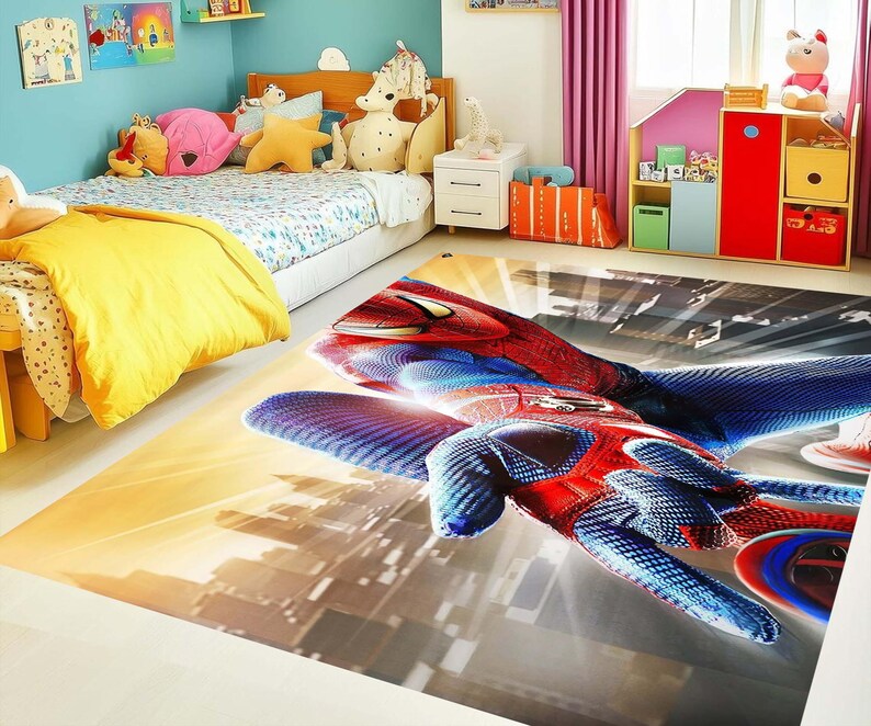 Pu&ograve; includere: Un tappeto rettangolare con un'immagine vibrante di Spider-Man in volo, con uno sfondo di paesaggio urbano. Il tappeto presenta una composizione dinamica con colori rosso, blu e nero, adatto per la camera da letto di un bambino o un'area giochi.