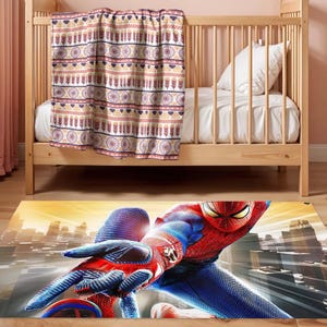 Pu&ograve; includere: Una culla di legno con una coperta fantasia e un cuscino bianco. Un tappeto colorato con Spider-Man in una posa dinamica &egrave; in primo piano. Il tappeto ha uno sfondo di paesaggio urbano.