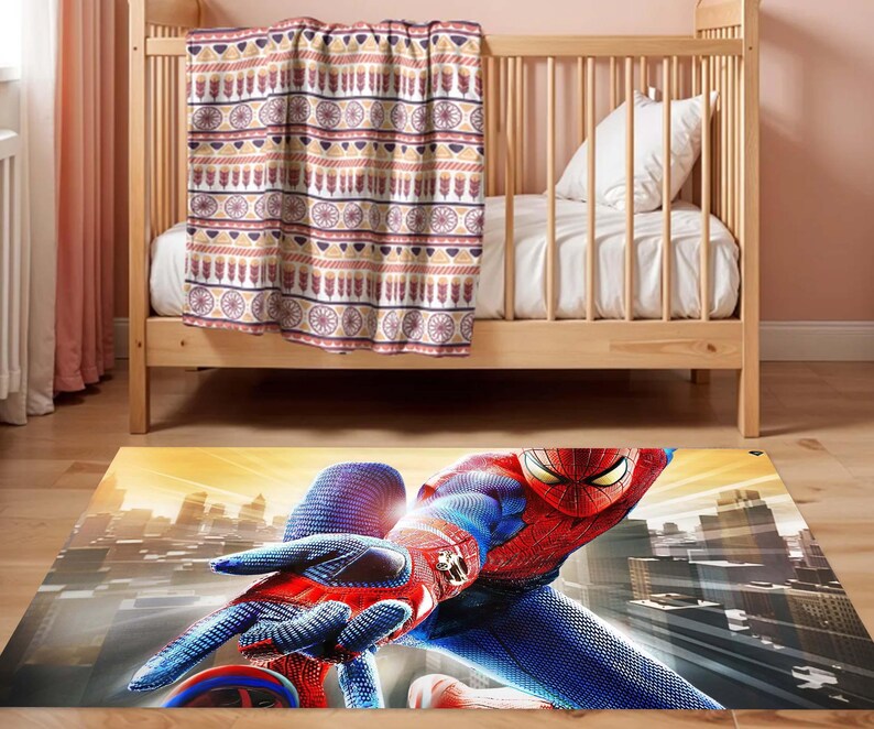 Pu&ograve; includere: Una culla di legno con una coperta fantasia e un cuscino bianco. Un tappeto colorato con Spider-Man in una posa dinamica &egrave; in primo piano. Il tappeto ha uno sfondo di paesaggio urbano.