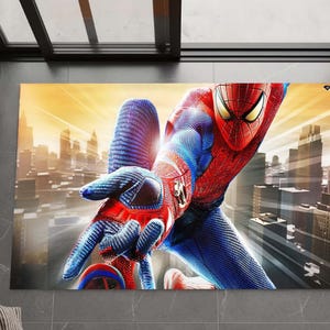 Pu&ograve; includere: Un zerbino rettangolare con un'illustrazione dinamica di Spider-Man. Il supereroe &egrave; raffigurato nella sua iconica tuta rossa e blu, con uno sfondo di paesaggio urbano dai toni caldi. Lo zerbino &egrave; adatto per uso interno o esterno.