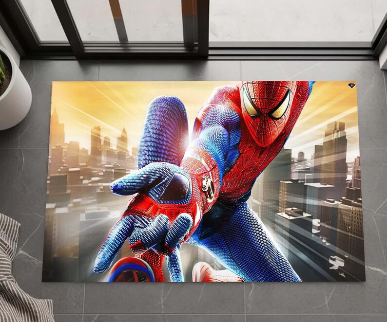 Pu&ograve; includere: Un zerbino rettangolare con un'illustrazione dinamica di Spider-Man. Il supereroe &egrave; raffigurato nella sua iconica tuta rossa e blu, con uno sfondo di paesaggio urbano dai toni caldi. Lo zerbino &egrave; adatto per uso interno o esterno.