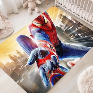Pu&ograve; includere: Tappeto rettangolare con un'immagine vibrante di Spider-Man in posa dinamica. Il supereroe &egrave; raffigurato nel suo iconico costume rosso e blu, con uno sfondo di paesaggio urbano. Per la cameretta.